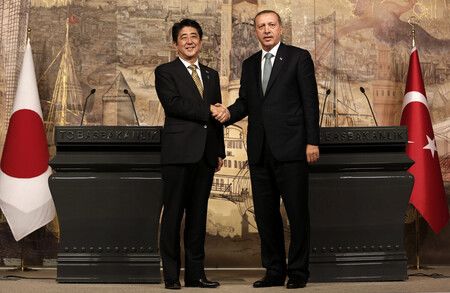 時任日本首相安倍晉三(左)與時任土耳其總理、現任總統艾爾段在日土領袖會談中握手,雙方當時就成立科學技術大學達成協議。2013年10月攝於土耳其伊斯坦堡。(EPA/時事通信社)