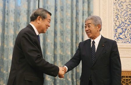 日本國際貿易促進協會會長、前外相岩屋毅29日在北京人民大會堂與中國國務院副總理何立峰(左)握手。(時事通信代表攝影)