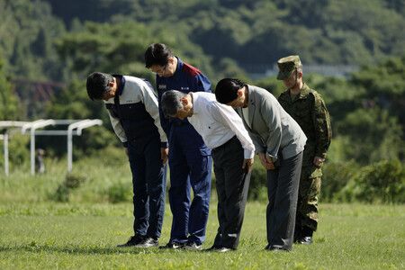 日本天皇德仁與皇后雅子30日下午搭乘自衛隊直升機抵達熊本縣八代市後,朝受災地區方向默哀。(代表攝影)