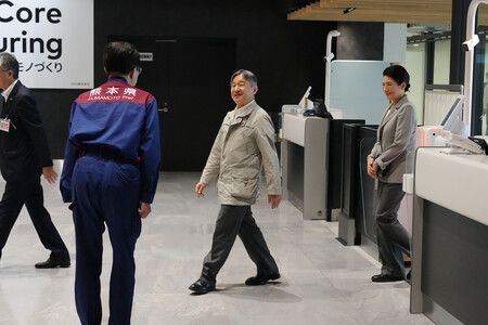 日本天皇德仁與皇后雅子30日上午為慰問熊本地震災民,抵達熊本縣益城町的熊本機場。(代表攝影)