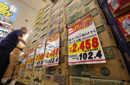 受到酒稅制度調整影響,10月起漲價的罐裝沙瓦。攝於25日東京都大田區「MEGA唐吉訶德大森山王店」。