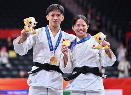 柔道男子60公斤級金牌得主近藤隼斗(左)與女子48公斤級金牌得主近藤美月兄妹,30日在頒獎典禮後展示金牌。攝於愛知縣IG Arena