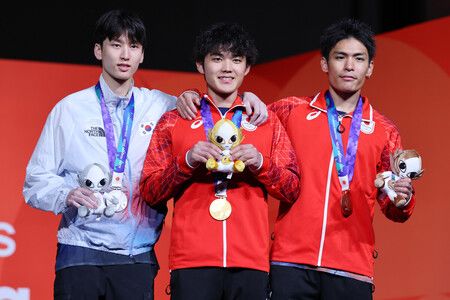 運動攀登男子抱石項目冠軍安樂宙斗(中),右為獲得銅牌的楢崎智亞。30日攝於名古屋市國際展示場