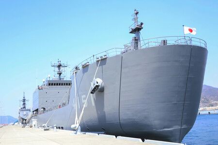 自衛隊海上輸送群成立典禮上交付的小型運輸艦「日本晴(にほんばれ)」。2025年4月攝於廣島縣吳市