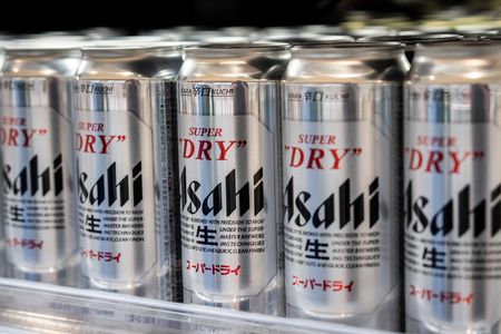 超市貨架上陳列的「朝日Super Dry」啤酒。資料照片。(AFP時事)