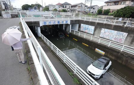 千葉縣豪雨造成地下道淹水,一輛汽車泡在水中。8月14日攝於千葉縣鎌谷市
