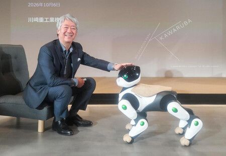 川崎重工業公開的犬型機器人「Home LEO」原型機,左為社長橋本康彥。6日下午攝於東京都大田區