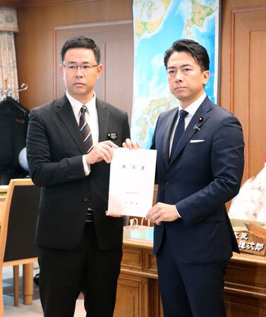 隸屬美軍普天間基地的陸戰隊員涉嫌強盜殺人遭逮捕,沖繩縣知事古謝玄太(左)7日上午前往防衛省,向防衛大臣小泉進次郎(右)遞交陳情書