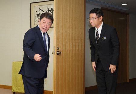 日本外相茂木敏充(左)7日上午在外務省迎接沖繩縣知事古謝玄太(右)