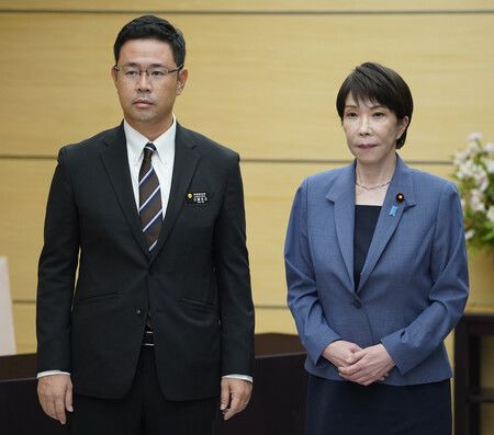 沖繩縣知事古謝玄太(左)與日本首相高市早苗7日下午在首相官邸合影