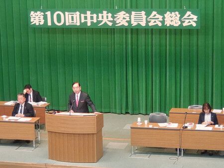 日本共產黨議長志位和夫(中)12日下午在東京都澀谷區的黨中央總部,於第10次中央委員會全體會議上說明黨綱修訂草案