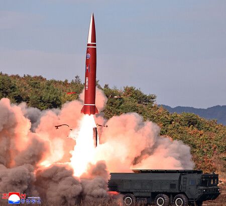 北韓飛彈總局12日進行戰術彈道飛彈試射。(朝鮮通信/時事通信)