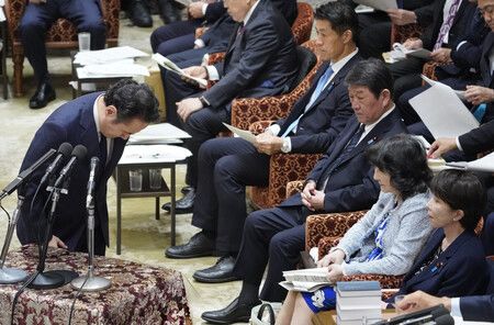 農林水產大臣簗和生(左)14日下午在國會眾議院預算委員會答詢後鞠躬致意