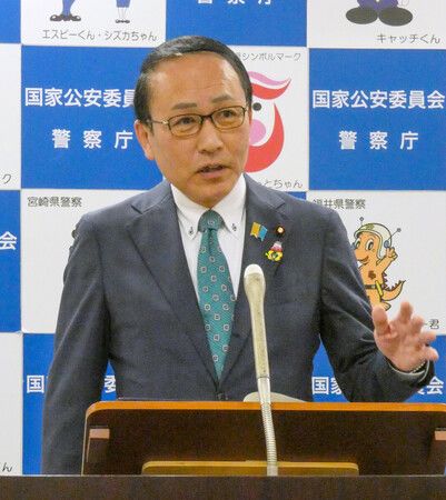 日本國家公安委員長葉梨康弘15日上午在東京都千代田區舉行的例行記者會上,說明成立專家會議,研議要求惡劣跟蹤騷擾加害者配戴GPS裝置等措施
