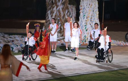 三宅克己、中西麻耶與村岡桃佳(前排右起)在開幕典禮上擔任最後點火者。18日攝於愛知縣Paloma瑞穗體育場