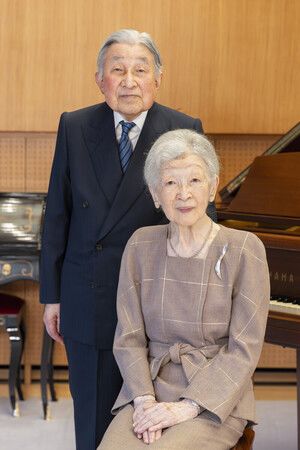 上皇后美智子(右)在迎接92歲生日前,與上皇明仁一同拍攝紀念照片。6日攝於東京都港區仙洞御所。(宮內廳提供)