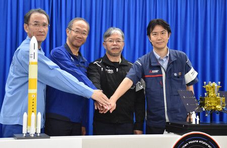 日本宇宙航空研究開發機構(JAXA)H3火箭計畫經理有田誠(左起第2人)、MMX計畫負責人川勝康弘教授(左起第3人)等人,20日上午在鹿兒島縣種子島宇宙中心結束發射後記者會,面帶笑容合影留念