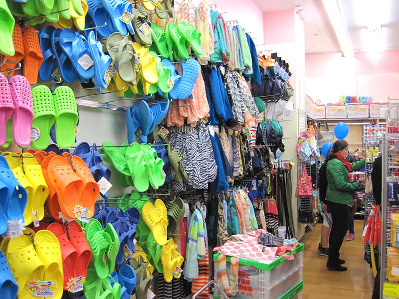 صنادل، طرح، قبعات، وأحزمة تباع مقابل ١٠٠ ين.