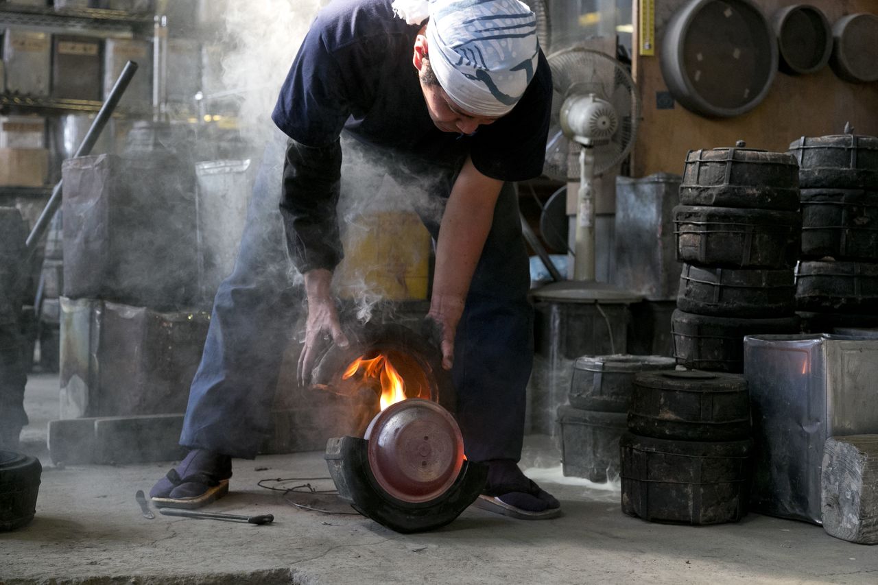 تتم إزالة الغلاية من القالب، ثم يتم طلاؤها ودهانها وهي ساخنة. تسمح طريقة الصب هذه فقط بصنع خمس قطع من كل قالب. (إيواتشو)