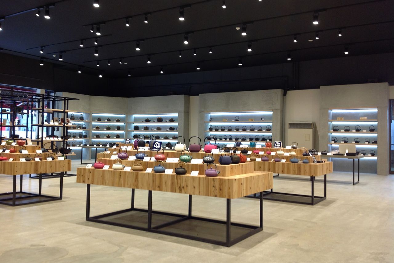 تم تجديد الطابق المخصص للمنتجات التسويقية في مدينة موريؤكا ضمن خطة إعادة افتتاحه في نوفمبر/ تشرين الثاني 2019. (إيواتشو)