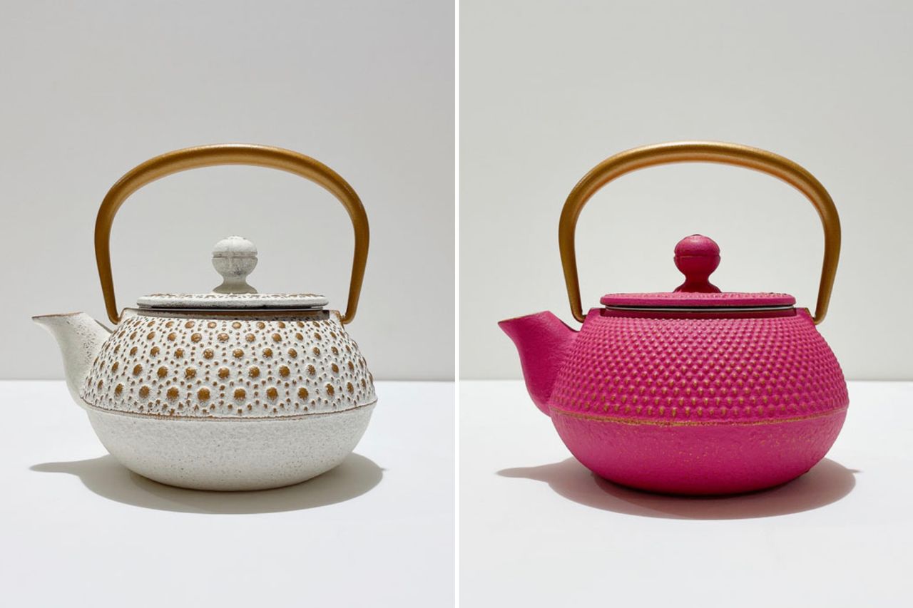 يمكن الحصول على أباريق الشاي هذه ذات الأسطح الملونة والدواخل المطلية بالمينا، بسعر 7,000 ين ياباني. والسعر في الأسواق الخارجية يبلغ حوالي 2,5 ضعف هذا السعر، وهي ليست رخيصة على الإطلاق، لكن يظل لها معجبيها المتحمسون دائمًا لشرائها. (إيواتشو)