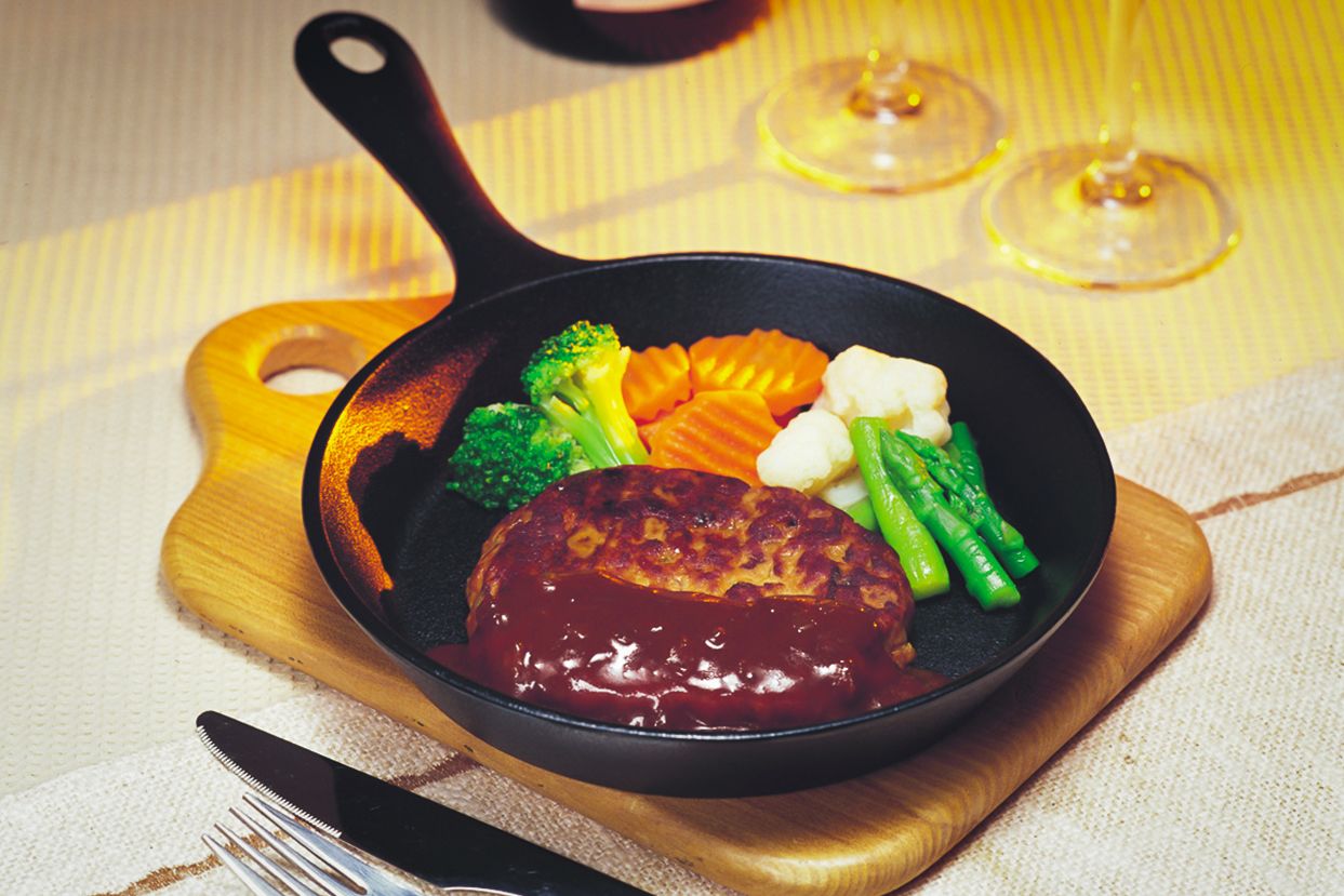 يقوم المصنع أيضًا بتطوير أواني طهي تحافظ على سخونة المأكولات لفترات أطول. (إيواتشو)