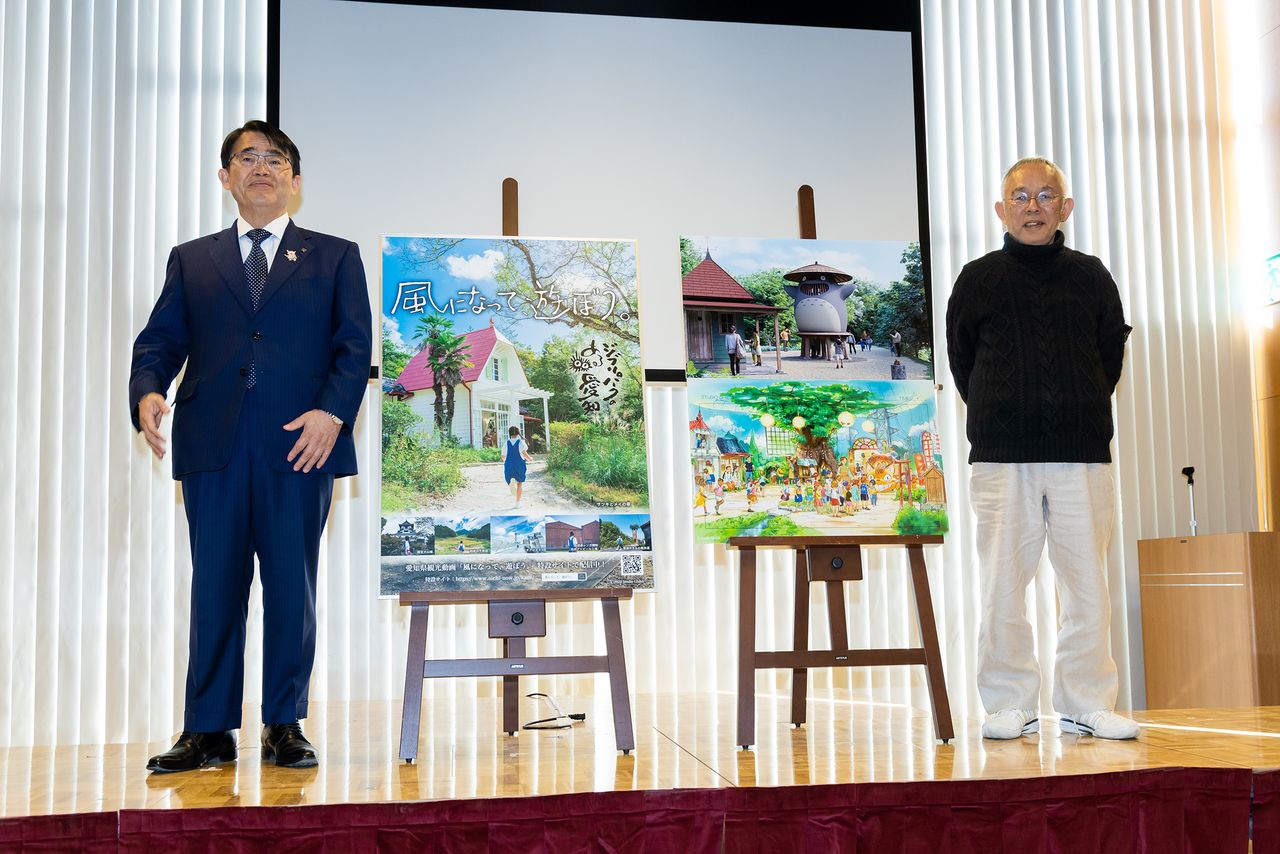أومورا هيديأكي محافظ آيتشي (إلى اليسار) مع منتج جيبلي السابق سوزوكي توشيو والذي ينحدر في الأصل من ناغويا (حقوق الصورة لاستوديو جيبلي لعام 2022).