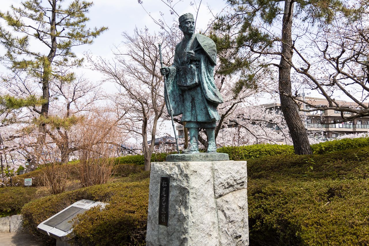 تمثال للشاعر الكبير ماتسو باشو الذي توقف عند مدينة سوكا خلال رحلته الشهيرة عبر الريف الياباني.