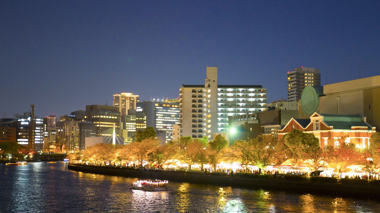 يزور هذا الموقع سنويًا حوالي 700 ألف شخص خلال فترة تفتح الأزهار به، والتي تمتد لأأسبوع واحد. وينتظر الكثير من الزوار حتى بعد حلول الظلام على وجه التحديد لرؤية الساكورا ليلًا.