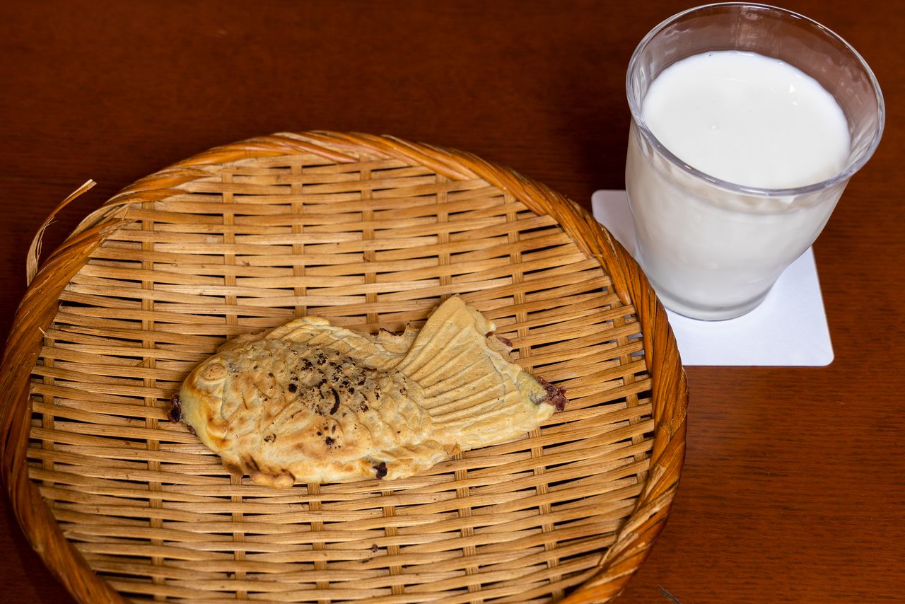  كوب من الحليب يمتزج جيدًا مع التاياكي (700 ين للمجموعة).
