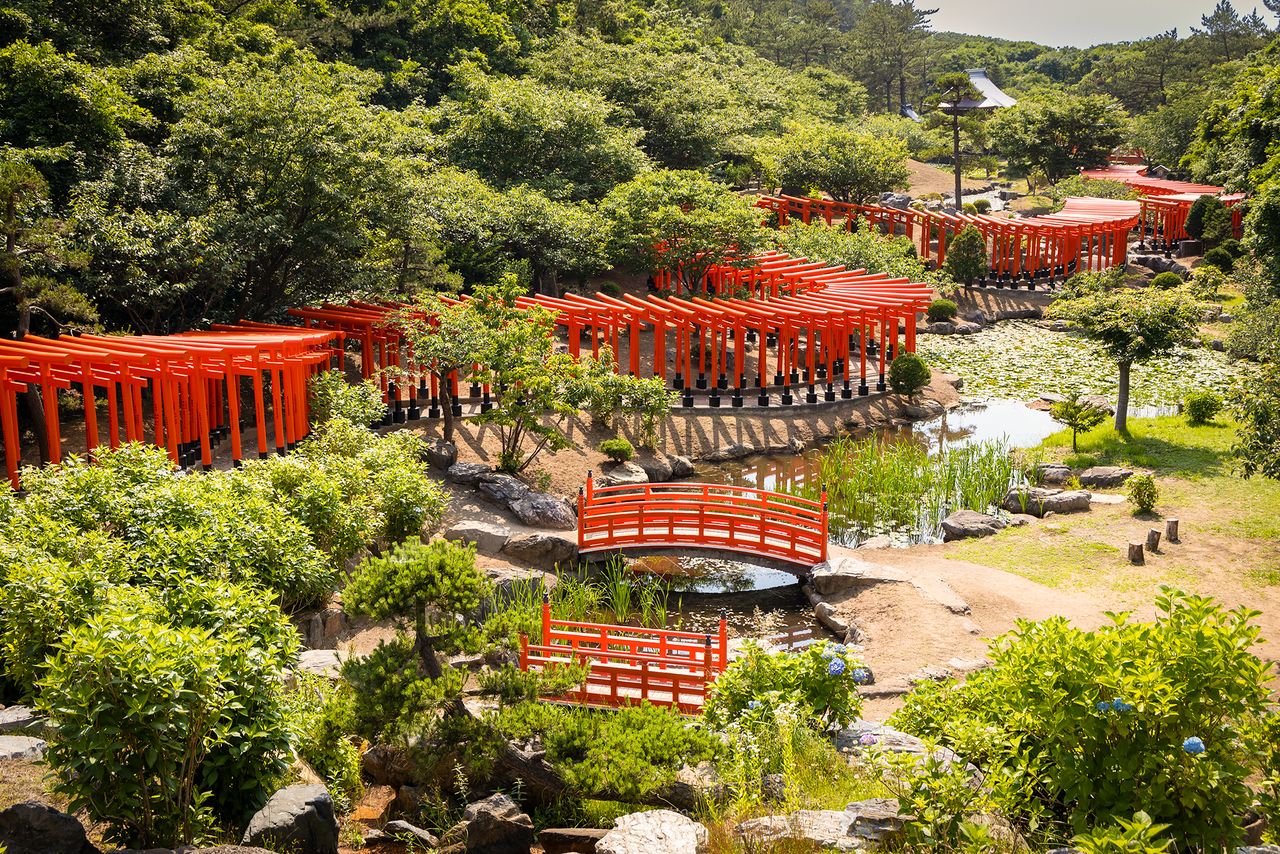 بوابات السنبون توري ”الألف بوابة“ قرمزية اللون تصطف في الجهة المقابلة للحديقة اليابانية.
