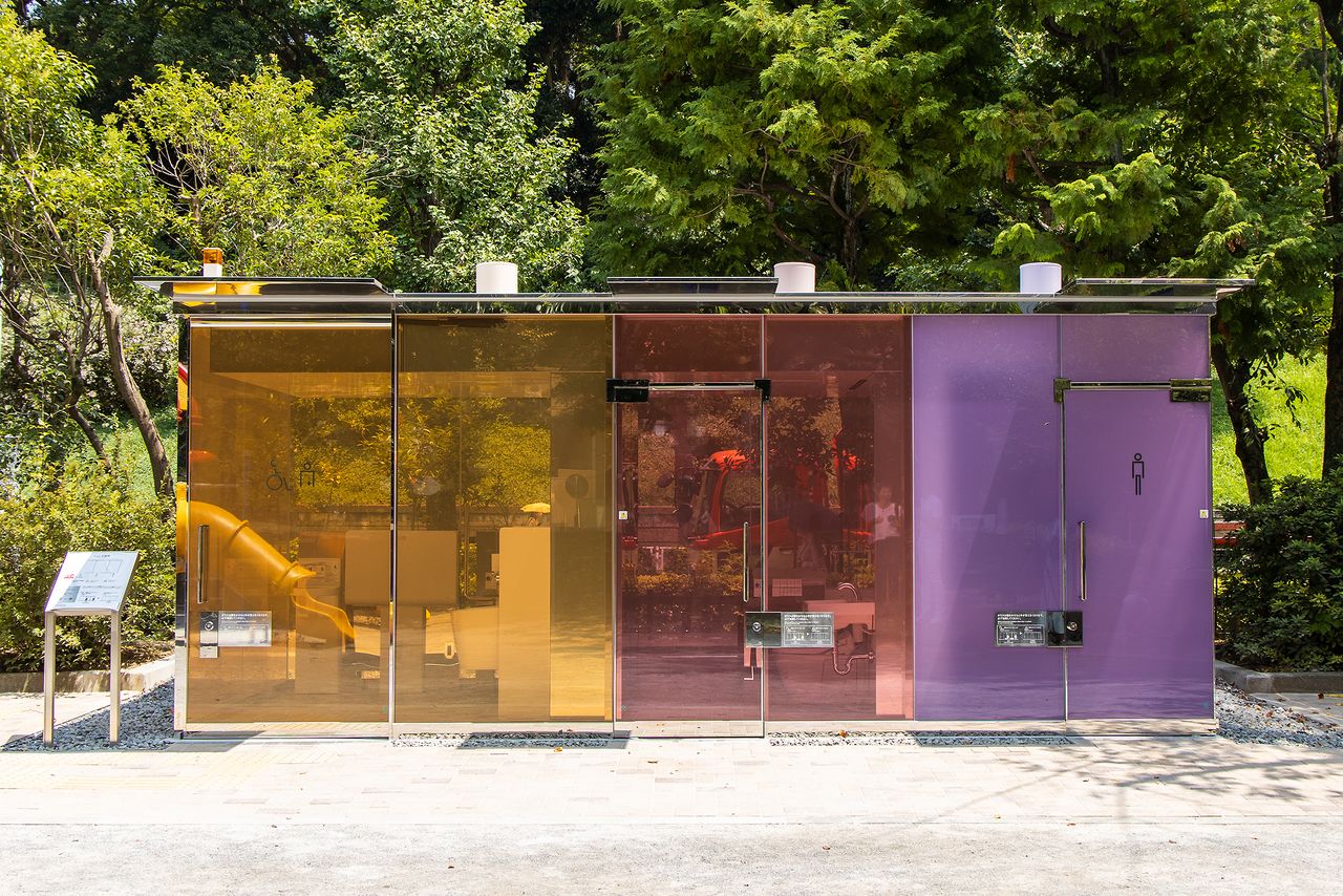 ”مرحاض شفاف“ في ”حديقة يويوغي فوكاماتشي الصغيرة“. عند قفله، يتحول إلى زجاج مُفَيَّم مثل الزجاج الموجود في أقصى اليمين.