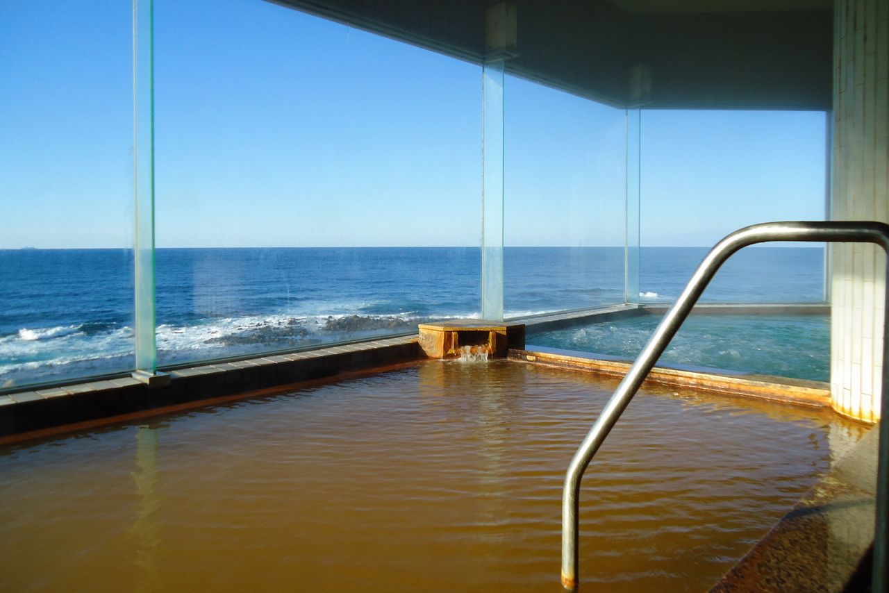  يسمح حمام ’’شين-كان‘‘ برؤية مناظر رائعة لبحر اليابان. من بين المرافق حمام في الهواء الطلق وساونا (الصورة بإذن من ينبوع المياه الحارة كوغانيزاكي فوروفوشي).