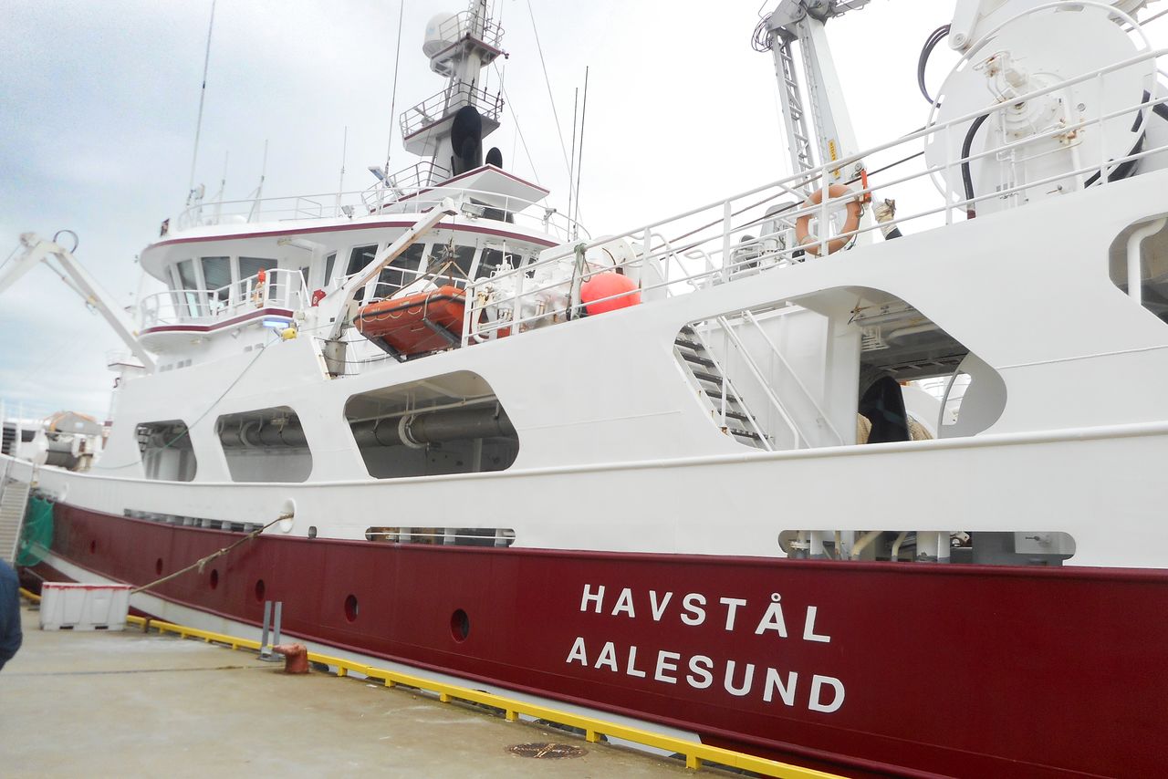 إحدى سفن الصيد النرويجية تصطاد الماكريل في مياه المحيط الأطلسي. (كاواموتو دايغو)