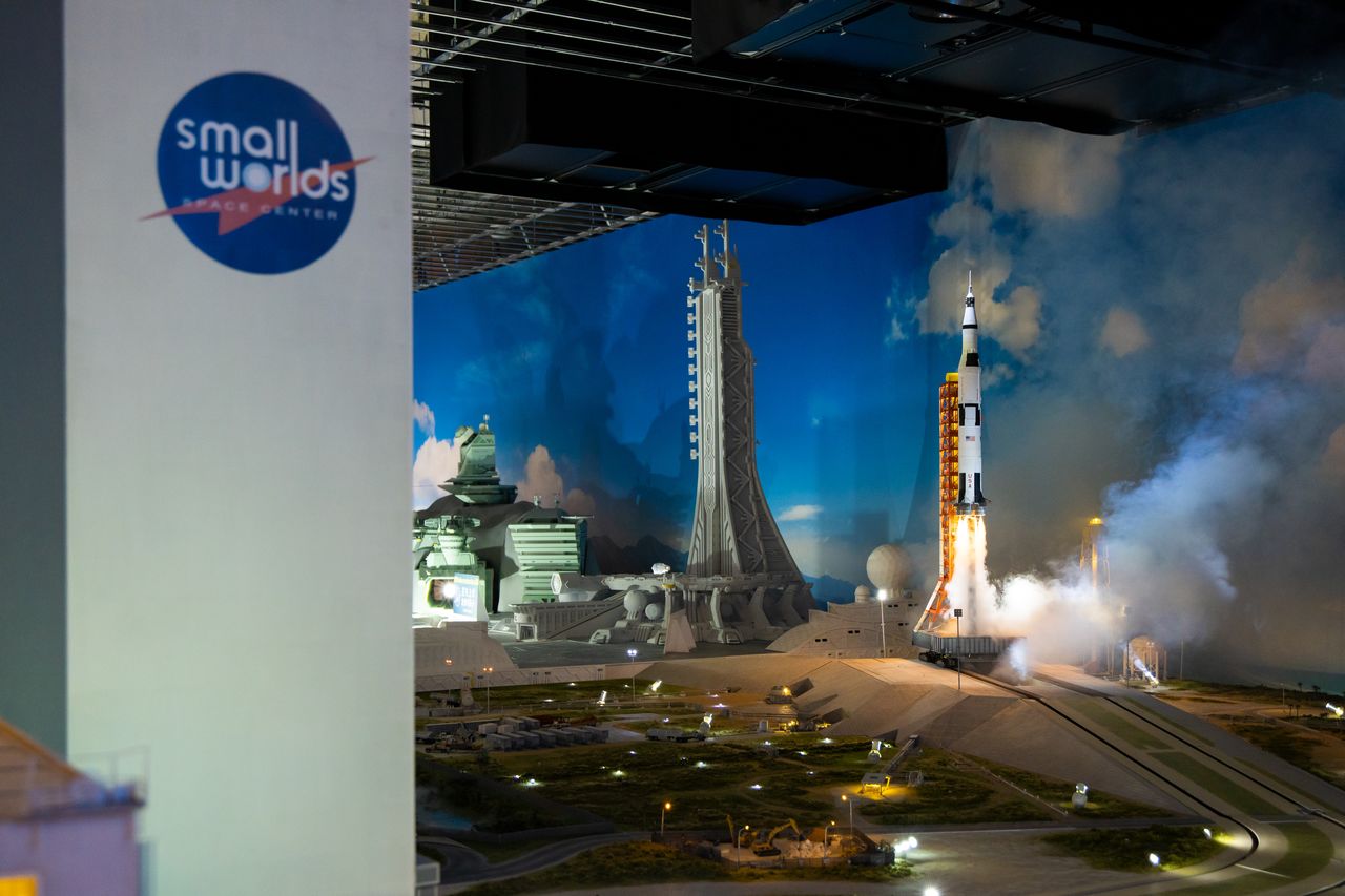 إطلاق صاروخ ساتيرن 5 القوي الذي حمل مركبة أبولو 11 الفضائية إلى القمر.