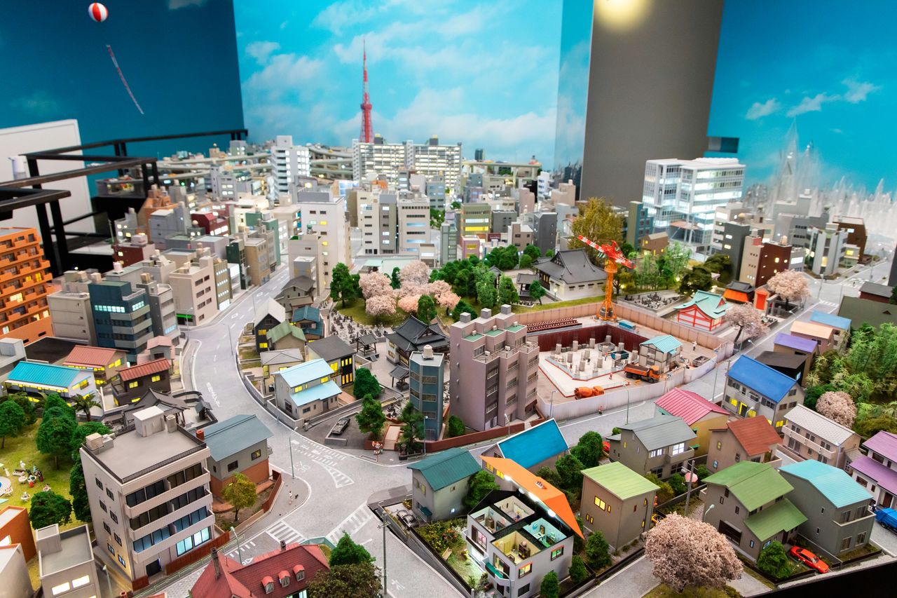 برج طوكيو يلوح بعيدًا في خلفية مشهد (أزابو جوبان). والمنزل القابع في المقدمة هو المكان الذي تعيش فيه (تسوكينو أوساغي) البطلة الخيالية في المانغا الشهيرة (سايلور مون). (الصورة من تاكى أوتشي ناؤكو).