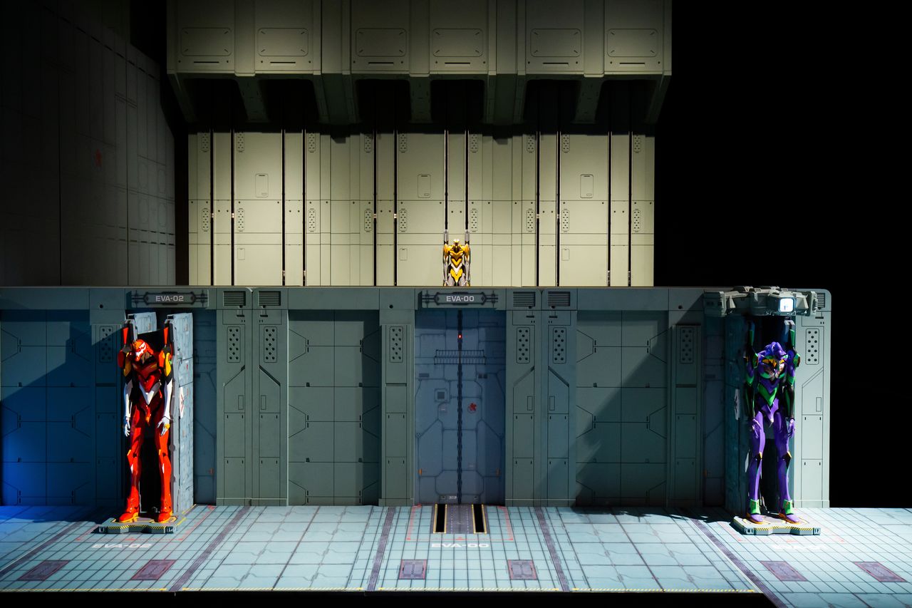 يتم إطلاق شخصيات إيفانغيليون الثلاثة واحدة تلو الأخرى من أقفاصهم. (الصورة من كارا).