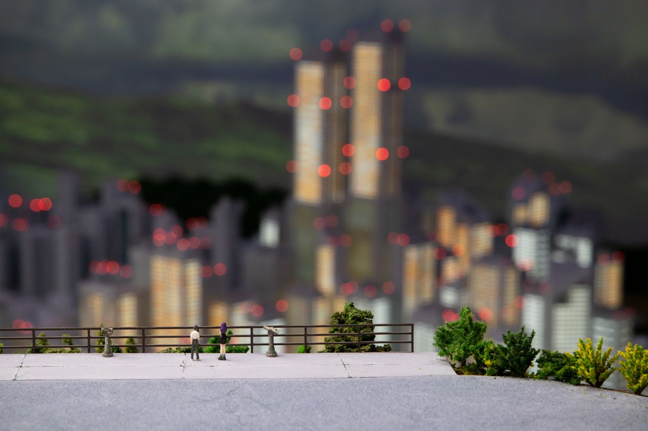 المشهد الشهير حيث ينظر كلًا من (إيكاري شينجي) و (كاتسوراغي ميساطو) إلى مدينة طوكيو-3 من على سفوح جبل (كينطوكي). بالطبع عشاق سلسلة (إيفانغيليون) سيتمنون لو توضع مجسماتهم المصغرة بجوارهم. (الصورة من كارا).