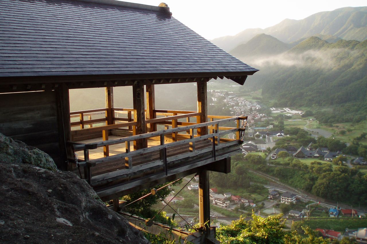 منصة المشاهدة في غودايدو تبرز من الجبل (الصورة بإذن من جمعية السياحة في ياماغاتا).