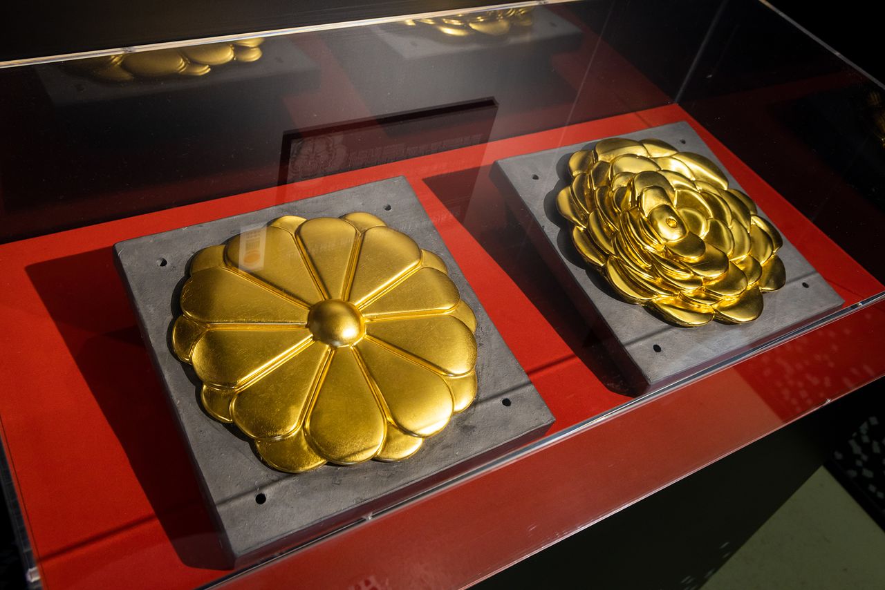 نسخ طبق الأصل من بلاط نوبوناغا ذي الأوراق الذهبية معروضة في قلعة غيفو.