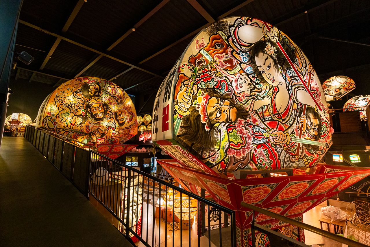 عرض لعربات من مهرجان نيبوتا ماتسوري. هذه الهياكل الضخمة مصممة لتبدو وكأنها مروحة قابلة للطي مفتوحة.
