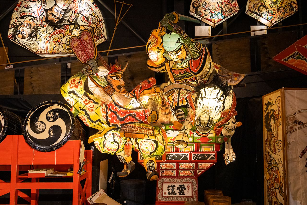 يتميز مهرجان هيروساكي بمشاركة عربات تشبه الدمى جنبا إلى جنب مع أوغي-نيبوتا الأكثر شيوعا.