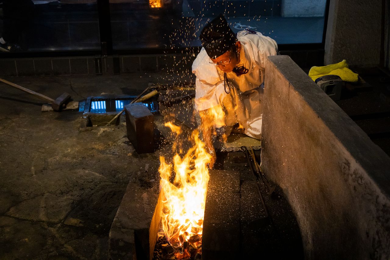 صانع سيوف يوضح أسلوبه في متحف السيوف التقليدية بمدينة سكي. تتم صناعة سيوف Mino-den من الفولاذ المصهور باستخدام فحم الصنوبر.