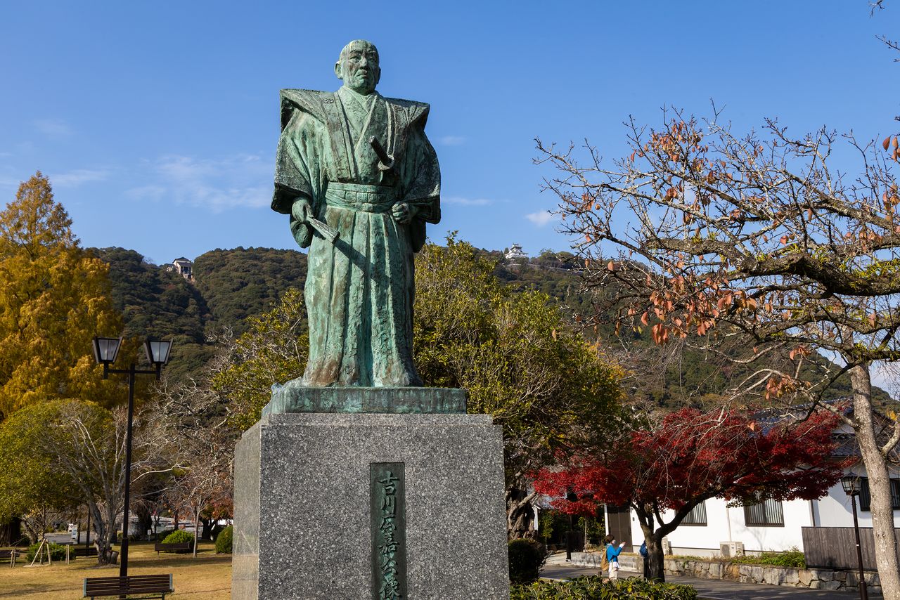 تمثال برونزي لكيكاوا هيرويوشي في منطقة يوكوياما على الضفة الغربية للنهر.