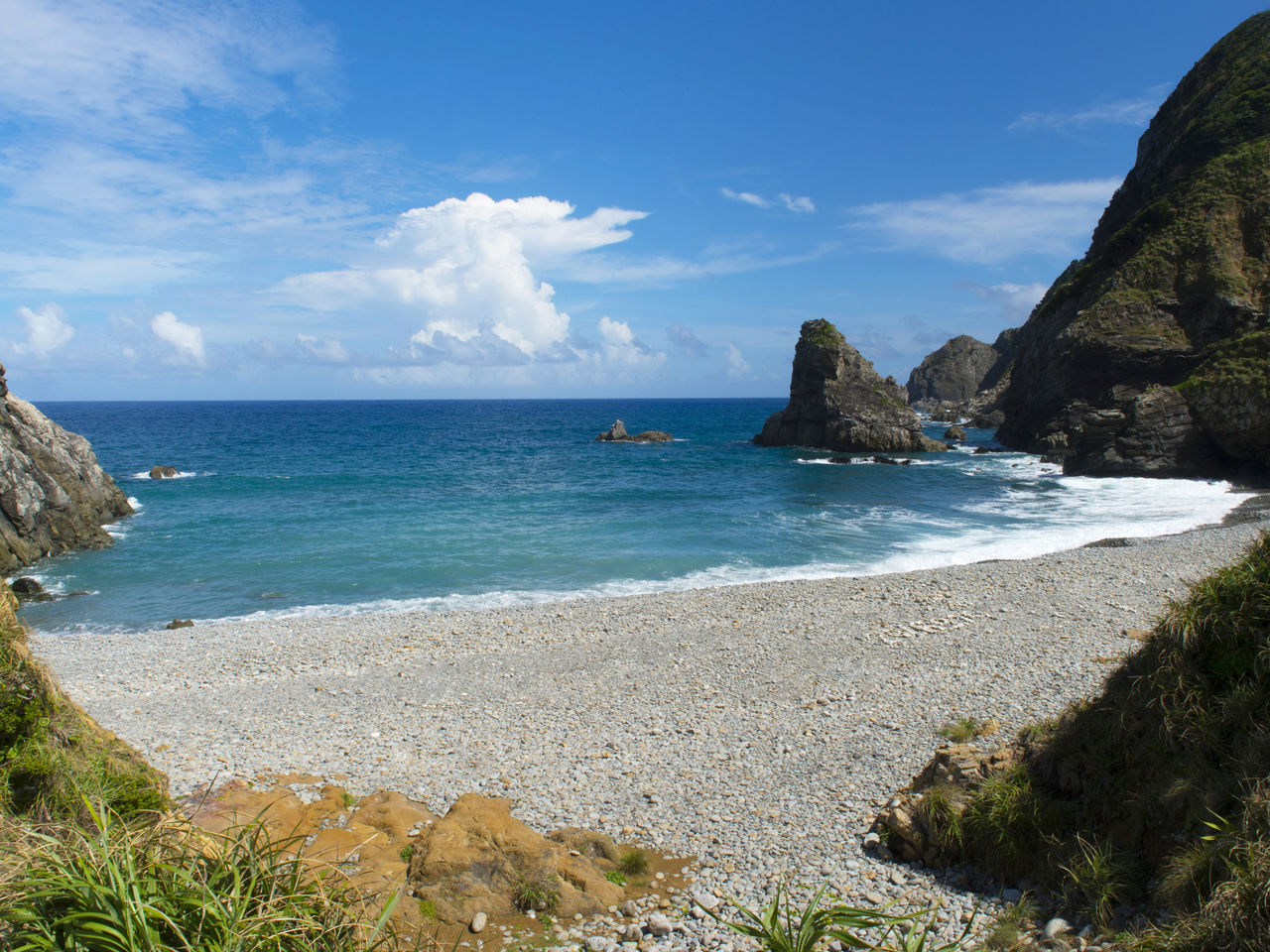  تغطي هذا الشاطئ حجارة ناعمة مستديرة صقلتها الأمواج المتلاطمة.