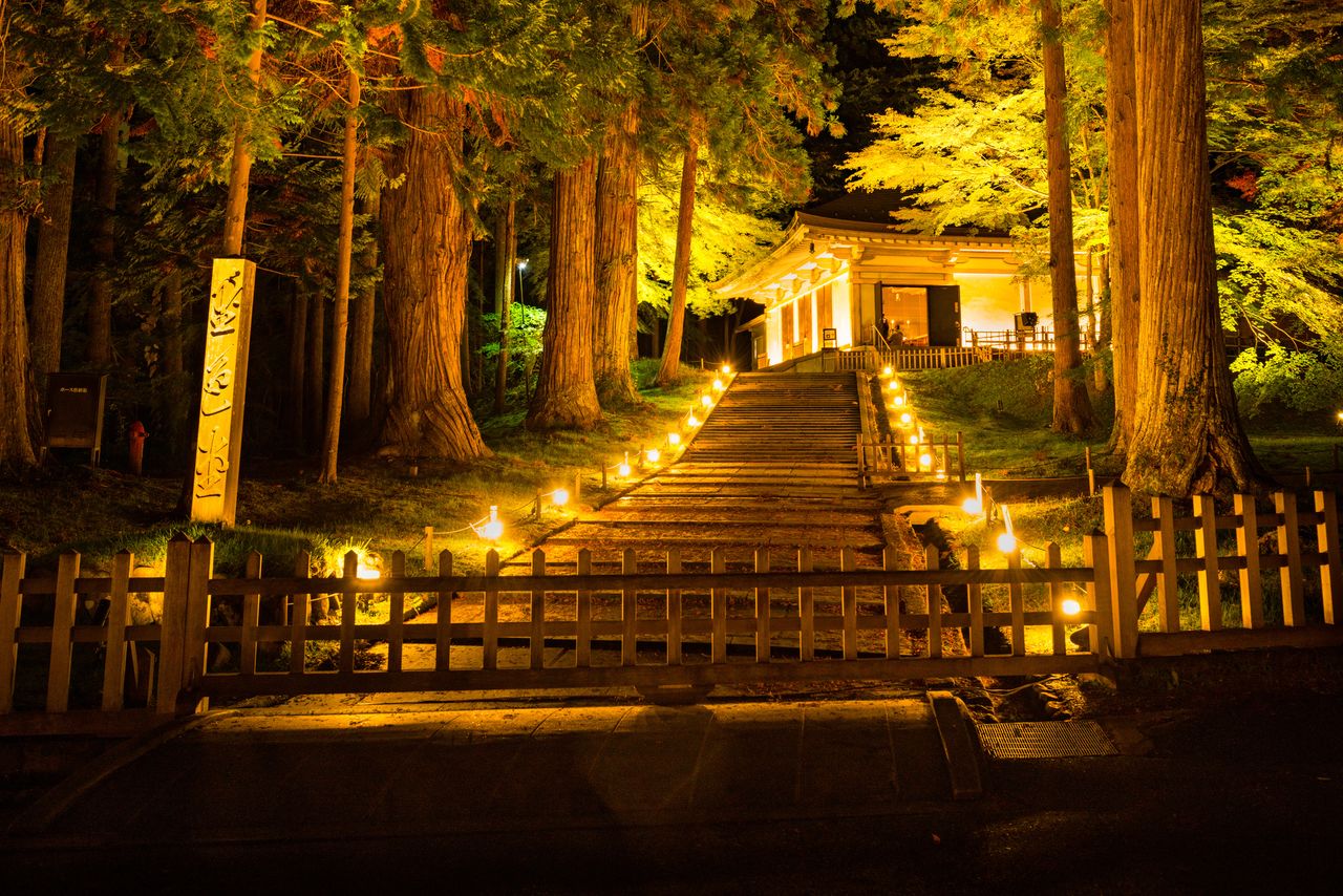 قاعة كونجيكيدو المتلألئة، أو ”القاعة الذهبية“، تشوسونجي في هيرايزومي. صورة العنوان من بيكستا.