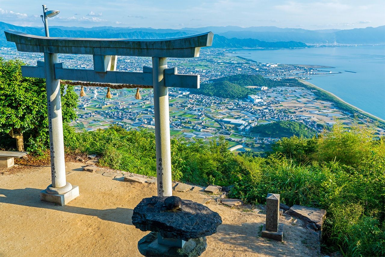 بوابة ”توري“ حجرية لمعبد تاكايا تطل على بحر سيتو الداخلي. ©بيكستا.