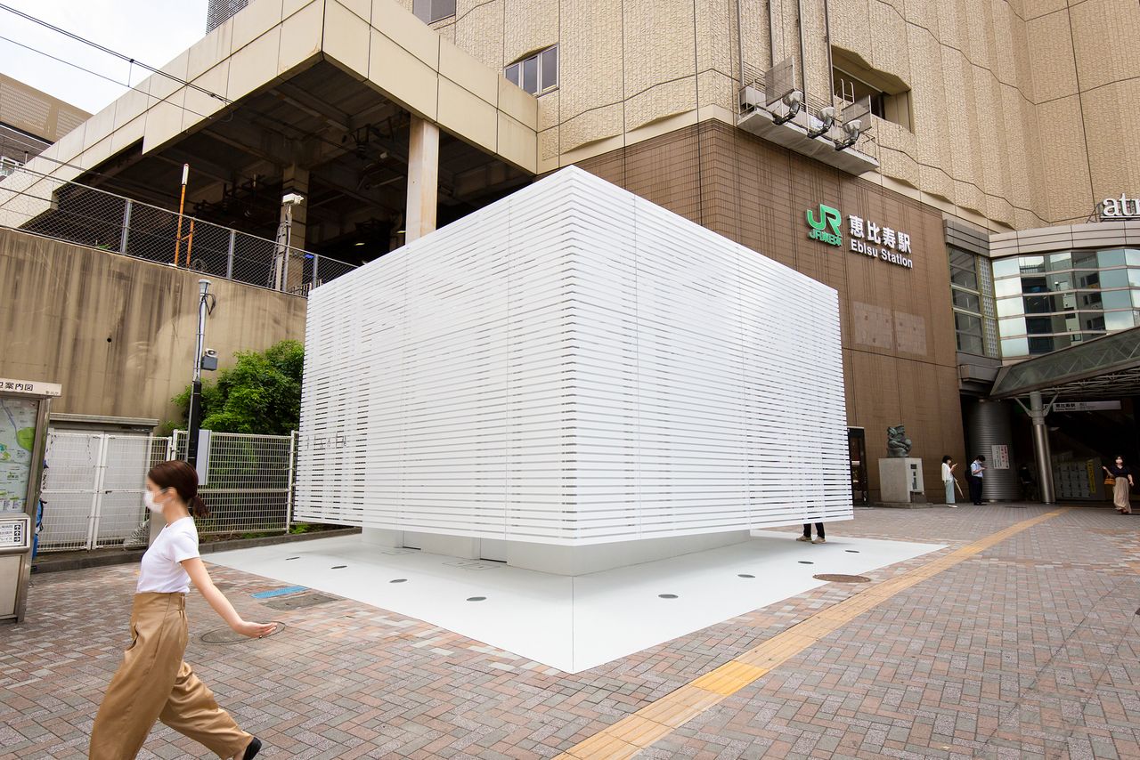 ”مرحاض المخرج الغربي لمحطة إيبيسو العام“ الذي صممه السيد ساتو كاشيوا يركز على النظافة والاطمئنان، وأُطلق عليه اسم ”WHITE“.