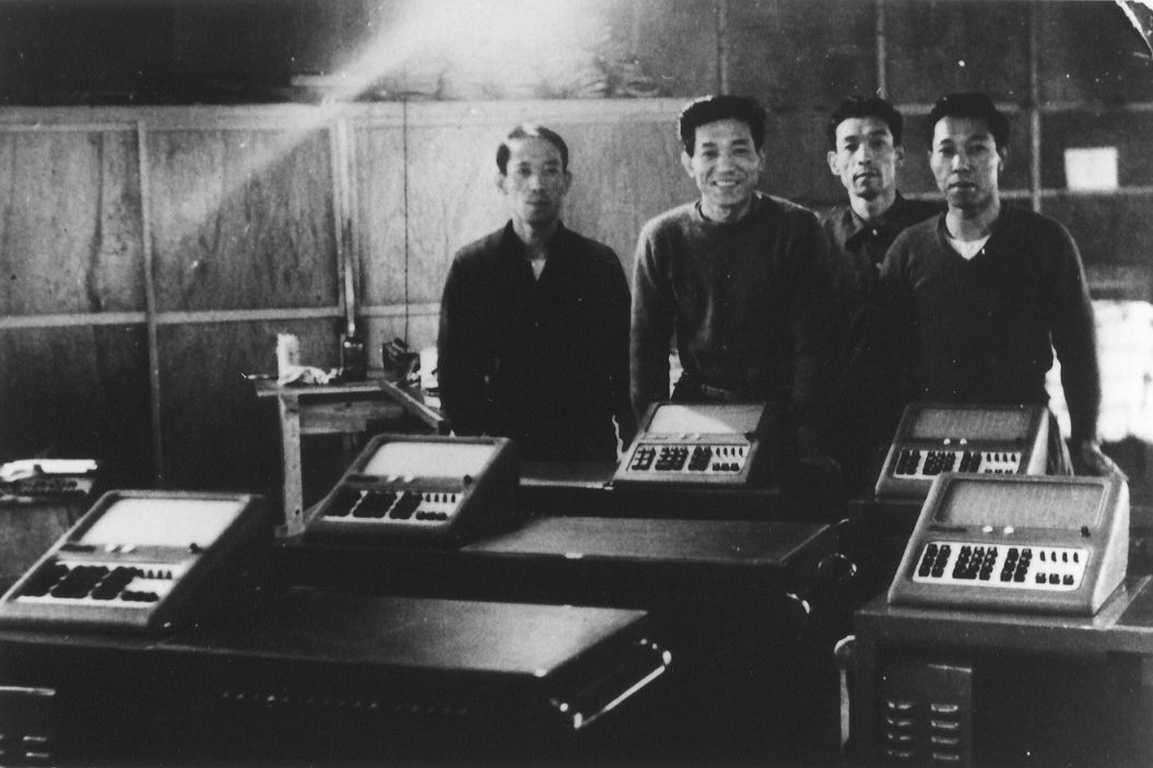  عند تأسيس شركة كاسيو للآلات الحاسبة. من اليسار توشيو، كازؤ، تاداو، يوكيو تقديم الصورة: شركة كاسيو للآلات الحاسبة.