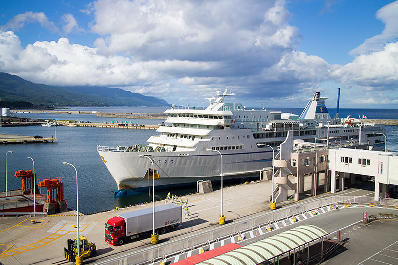 يمكن الوصول إلى ميناء ريوتسو في غضون ساعة تقريبا بواسطة عبّارة نفاثة أو في غضون ساعتين ونصف بواسطة عبّارة تقليدية وهو خيار أقل تكلفة.
